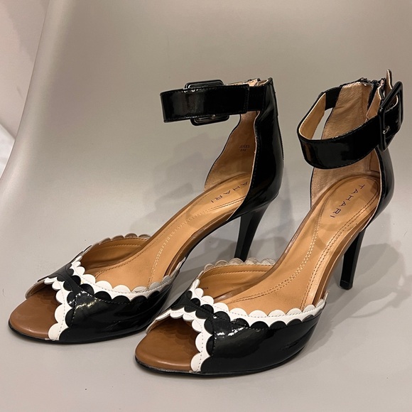 Adorable b&w scallop design Tahiti ankle strap patent leather sandals. - Picture 9 of 9